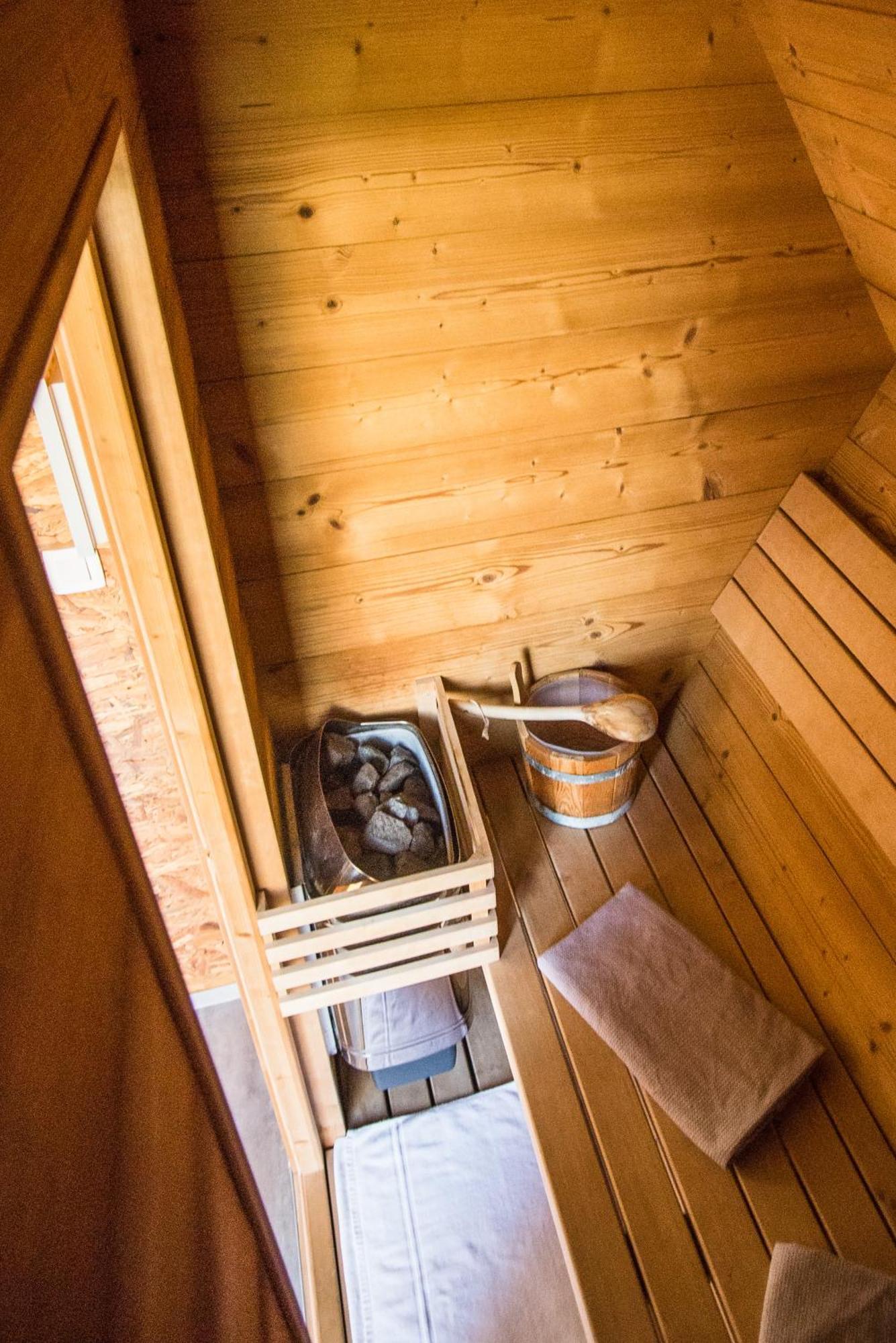 Beeland Skok *